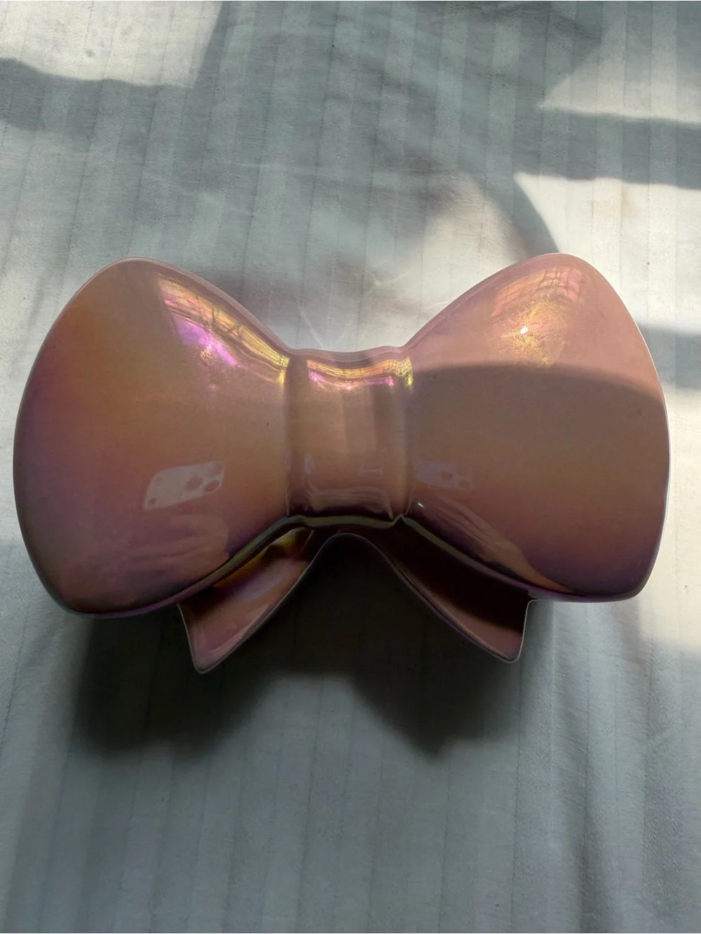 Iridescent pearlescent pink ceramic bow trinket box with removable lid